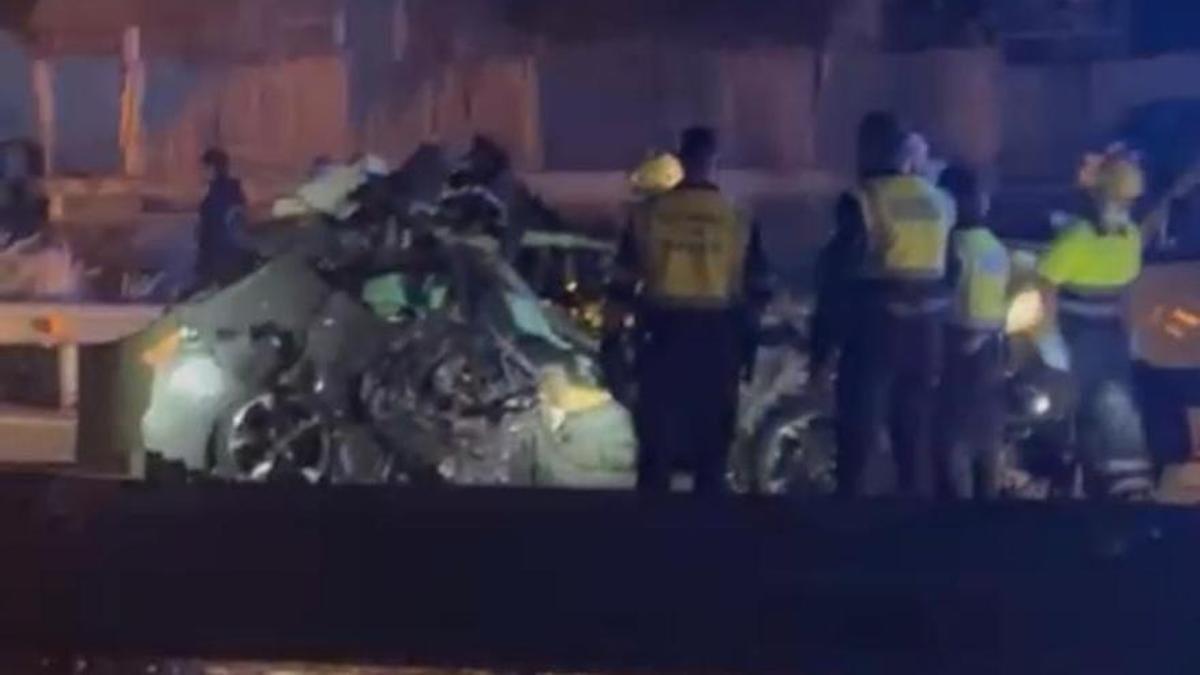 Aparatoso accidente múltiple en Cartagena provocado al caer una lancha de un coche