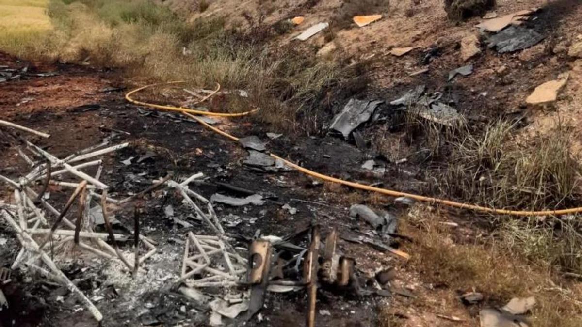Restos calcinados de una avioneta tras un accidente.
