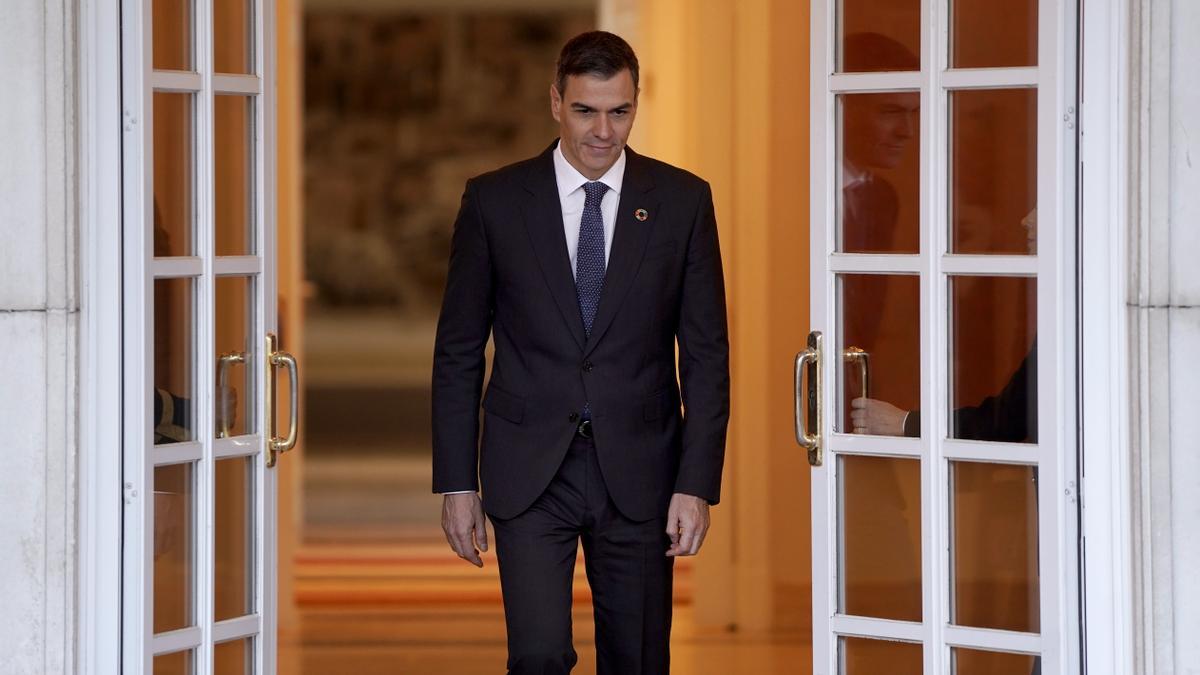 El presidente del Gobierno, Pedro Sánchez, este viernes antes de recibir en Moncloa al president de la Generalitat, Savaldor Illa.