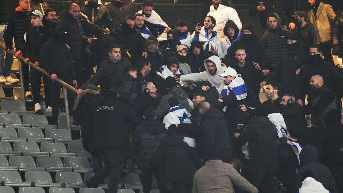 Disturbios en la grada del Stade de France.