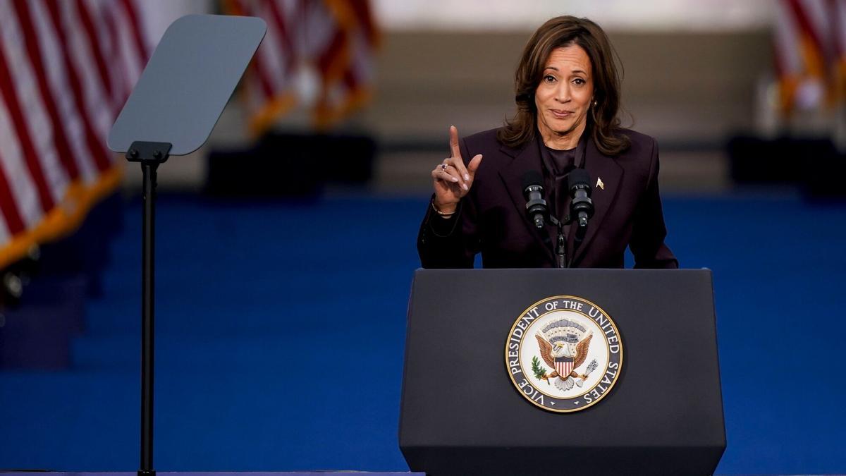 Kamala Harris pronuncia su discurso de aceptación en la universidad Howard.