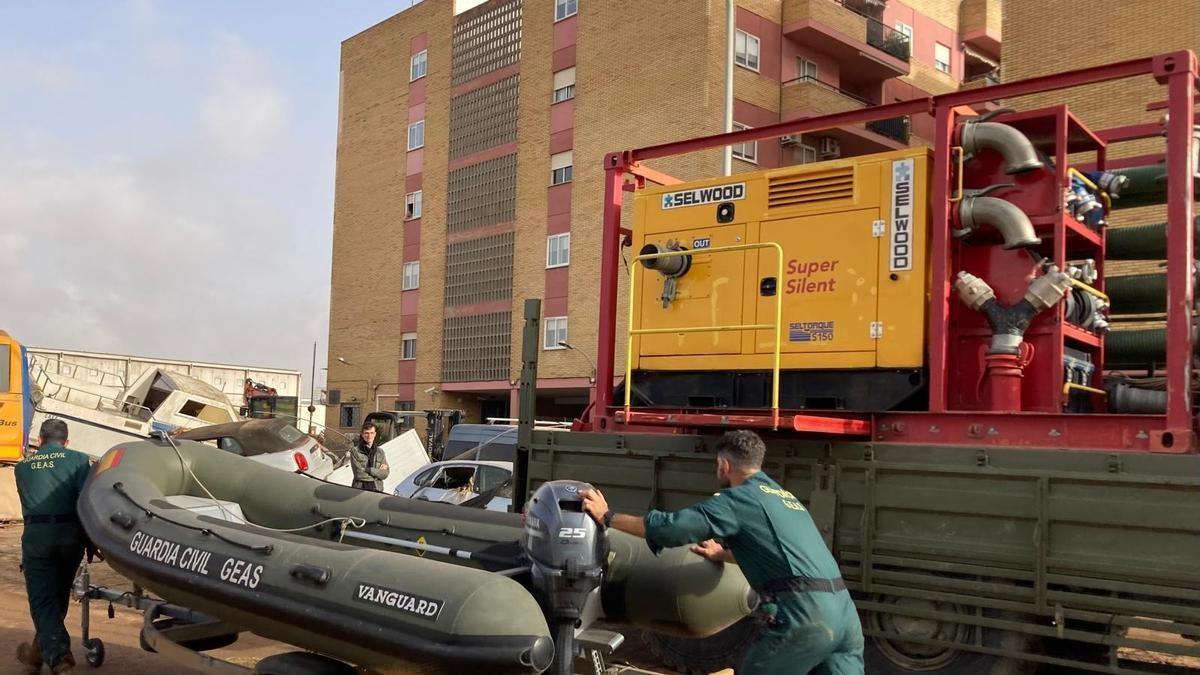 Llegada de bomba para achicar el agua dentro del garaje del cuartel