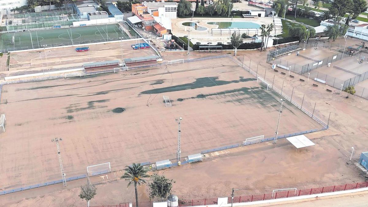 Imagen aérea del estado en el que ha quedado el campo del polideportivo de Catarroja.