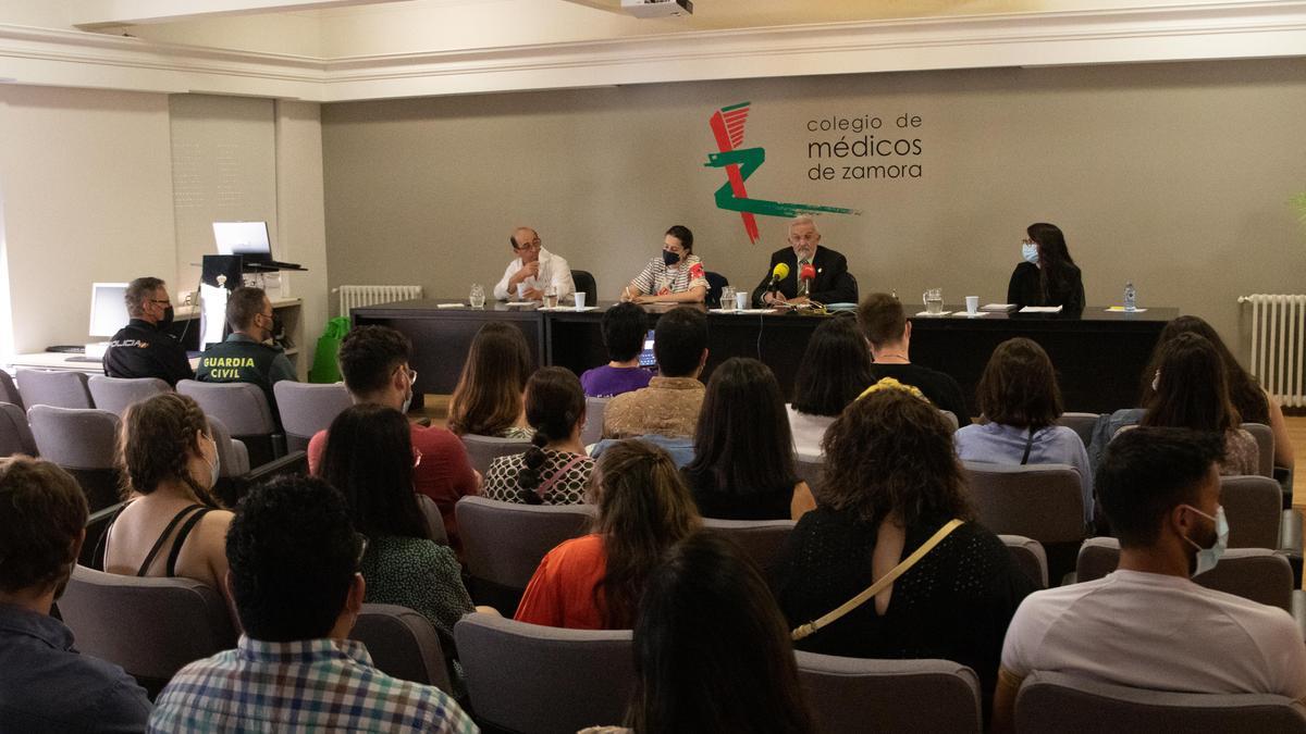 Un acto de recepción de MIR en el Colegio de Médicos.