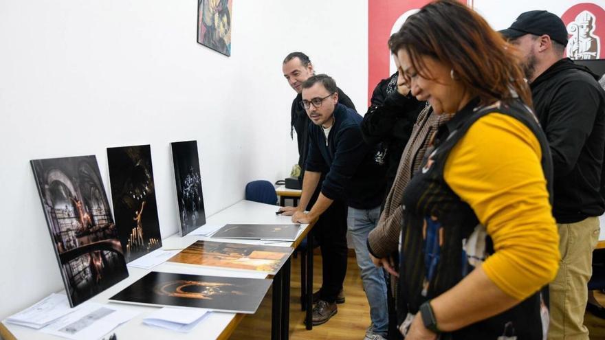 La imagen ganadora, arriba a la izquierda, junto a las demás seleccionadas, observadas por el jurado.