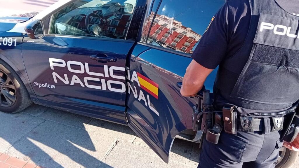 Archivo - Imagen de archivo de un agente de la Policía Nacional