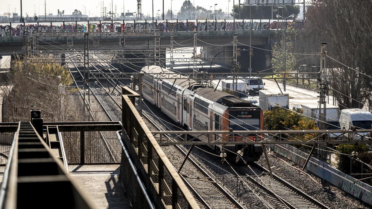 Un tren de Rodalies saliendo de la estación en Bellvitge, en L'Hospitalet de Llobregat.
