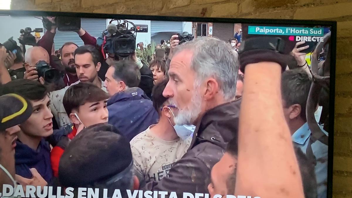 Abucheos a las autoridades a su llegada a Paiporta