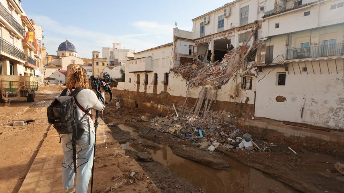 Casas destrozadas por el agua en Chiva a su paso por el barranco.