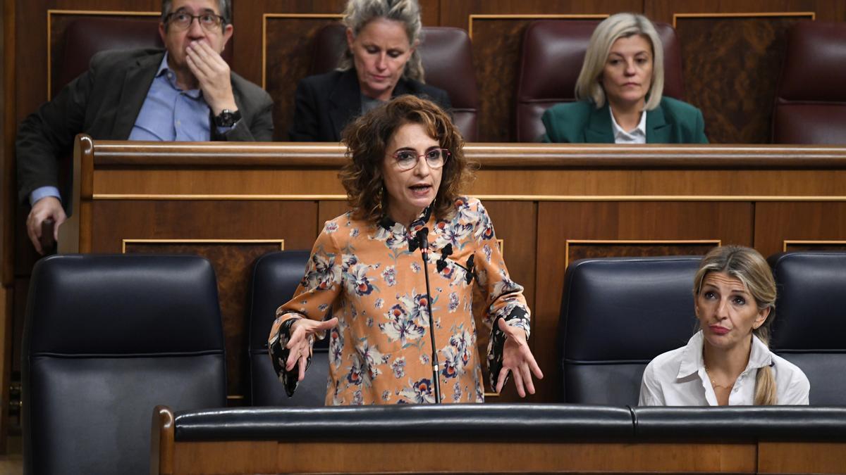 a vicepresidenta primera y ministra de Hacienda, María Jesús Montero, y la vicepresidenta segunda del Gobierno y ministra de Trabajo, Yolanda Díaz, durante el Pleno del Congreso, a 13 de noviembre de 2024, en Madrid (España).