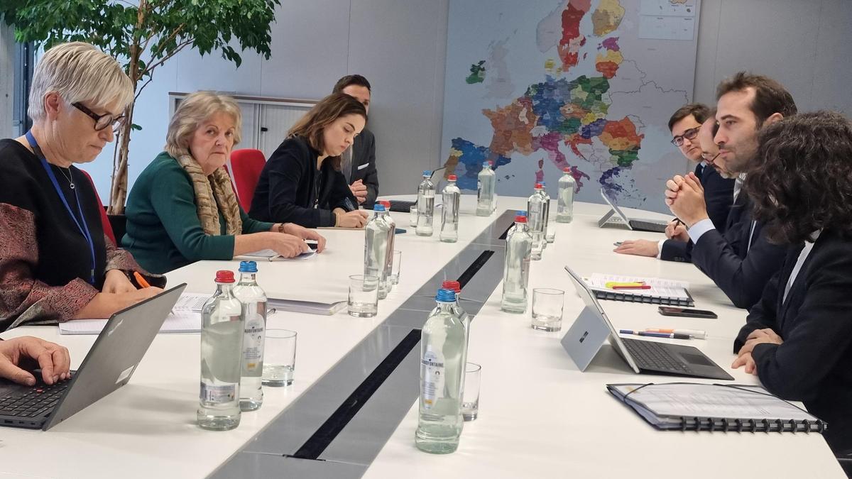El ministro de Economía, en su reunión con la comisaria de Cohesión y Reformas de la Unión Europea, Elisa Ferreira.