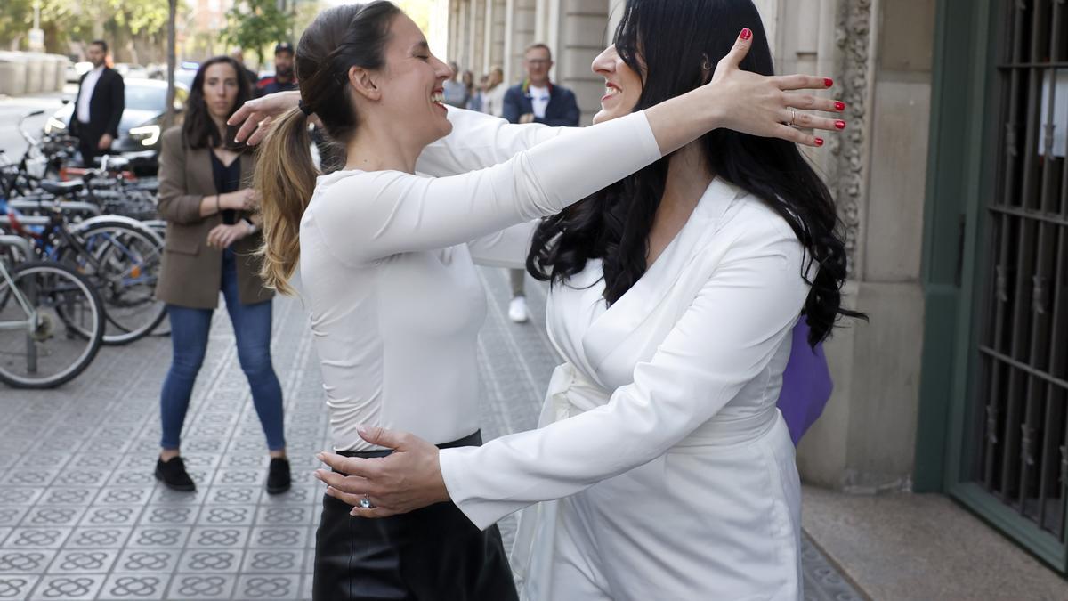 La exministra de Igualdad, Irene Montero  y la abogada y activista Carla Vall, en abril de 2023 a su llegada al acto en Barcelona de presentación del libro "Romper en caso de emergencia".
