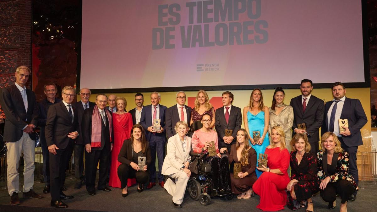 La Foto de familia de los premiados en la VII Gala Valores de SPORT especial 45 aniversario.