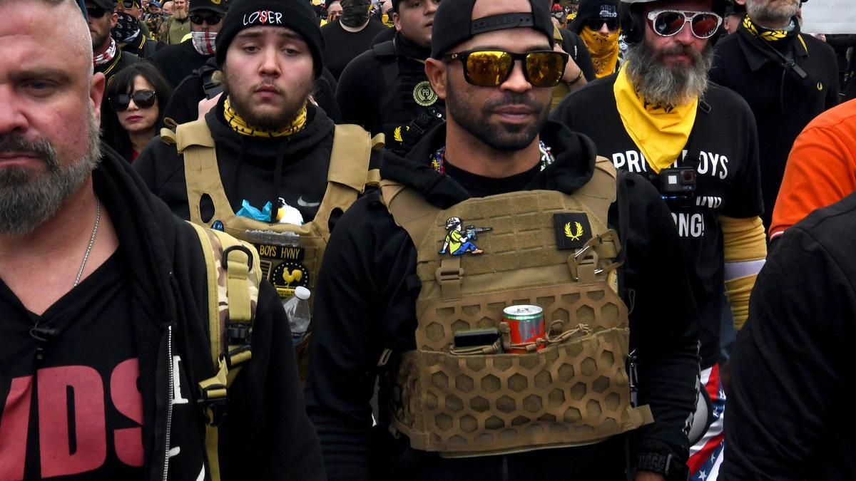 El líder de los Proud Boys, Enrique Tarrio, junto a otros miembros del grupo ultra en una protesta en Washington en diciembre de 2020.