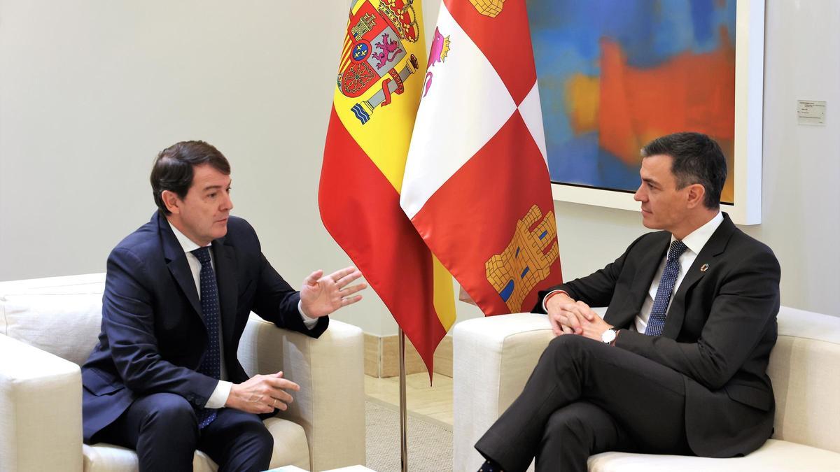 Los presidentes del Gobierno, Pedro Sánchez, y la Junta de Castilla y León, Alfonso Fernández Mañueco, se reúnen en La Moncloa.
