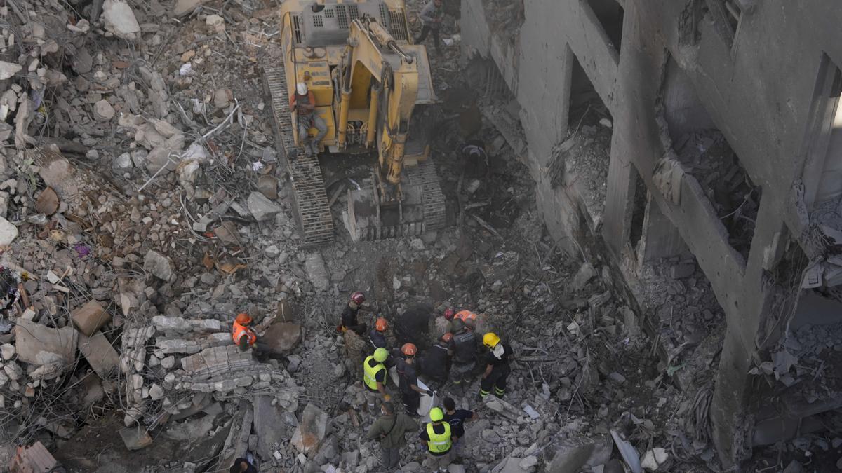 Equipos de rescate trabajan en los restos de un edificio bombardeado por Israel en el centro de Beirut.