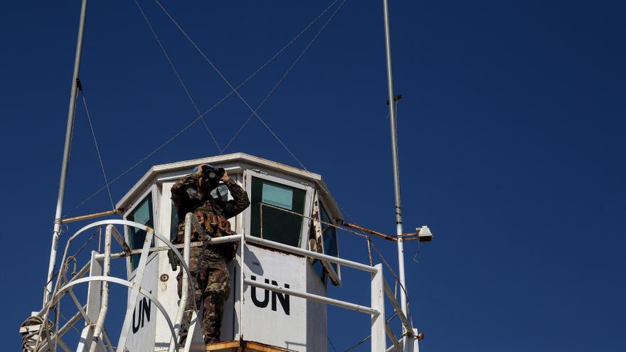 Un 'casco azul' de la Fuerza Interina de Naciones Unidas para Líbano (FINUL) en un puesto de observación en Líbano.