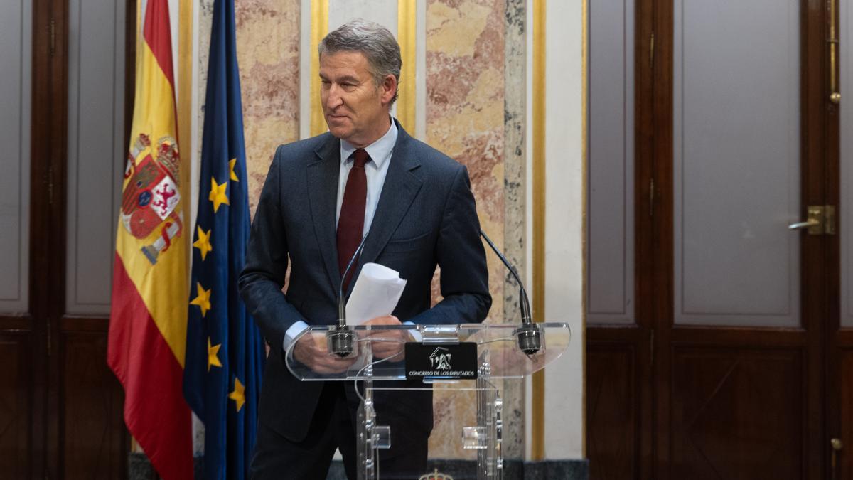 El presidente del Partido Popular, Alberto Núñez Feijóo, durante una rueda de prensa en el Congreso.