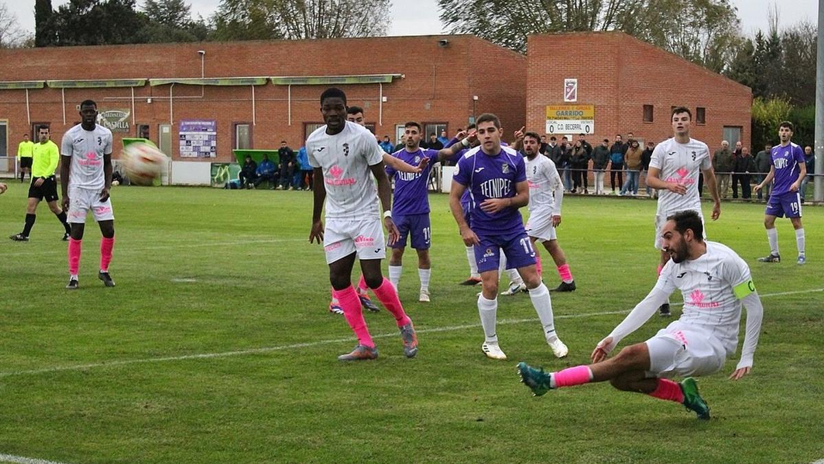 Lolo, defensa del Villaralbo, despeja un balón