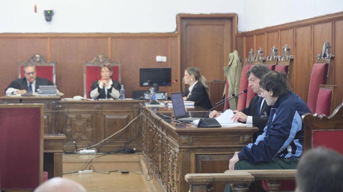 El acusado, con chaqueta azual, sentado junto a su abogado este lunes durante el juicio en la Audiencia Provincial de Badajoz.