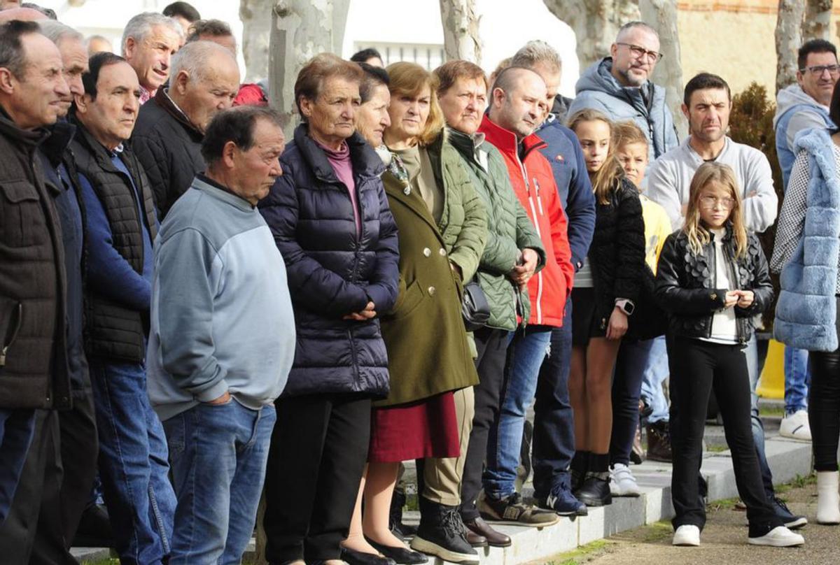 Voisins écoutant les détails du projet à Burganes. | POINTE