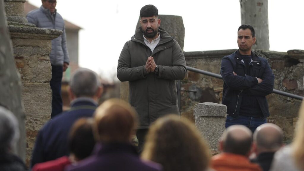 El alcalde, Christopher Ferrero junto a un concejal, explicando el proyecto de parque solar en Burganes.