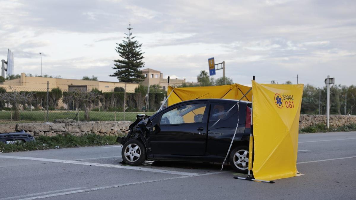 Un hombre mata a una mujer a puñaladas delante de su hija pequeña mientras conducía y sufre un accidente en Can Pastilla.