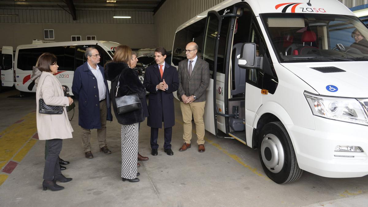 El consejero de Movilidad y Transformación Digital, José Luis Sanz Merino, presenta autobuses híbridos y eléctricos de la empresa Zamora Salamanca.