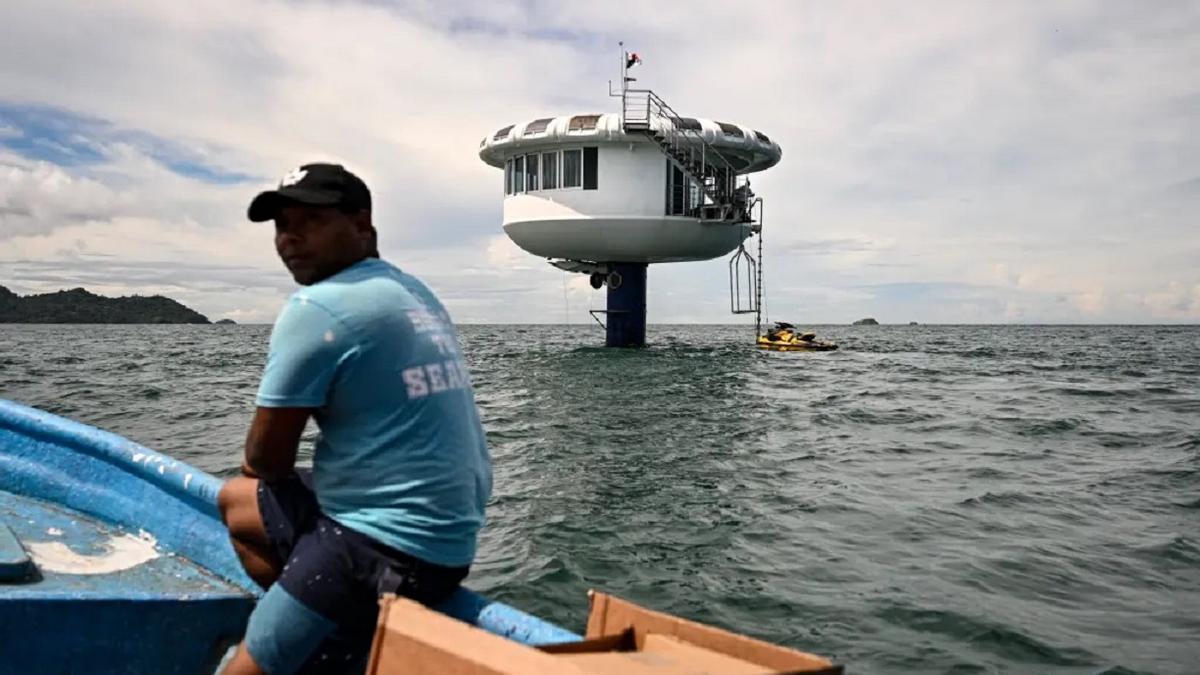 La parte superior del habitáculo submarino emerge del mar frente a Panamá