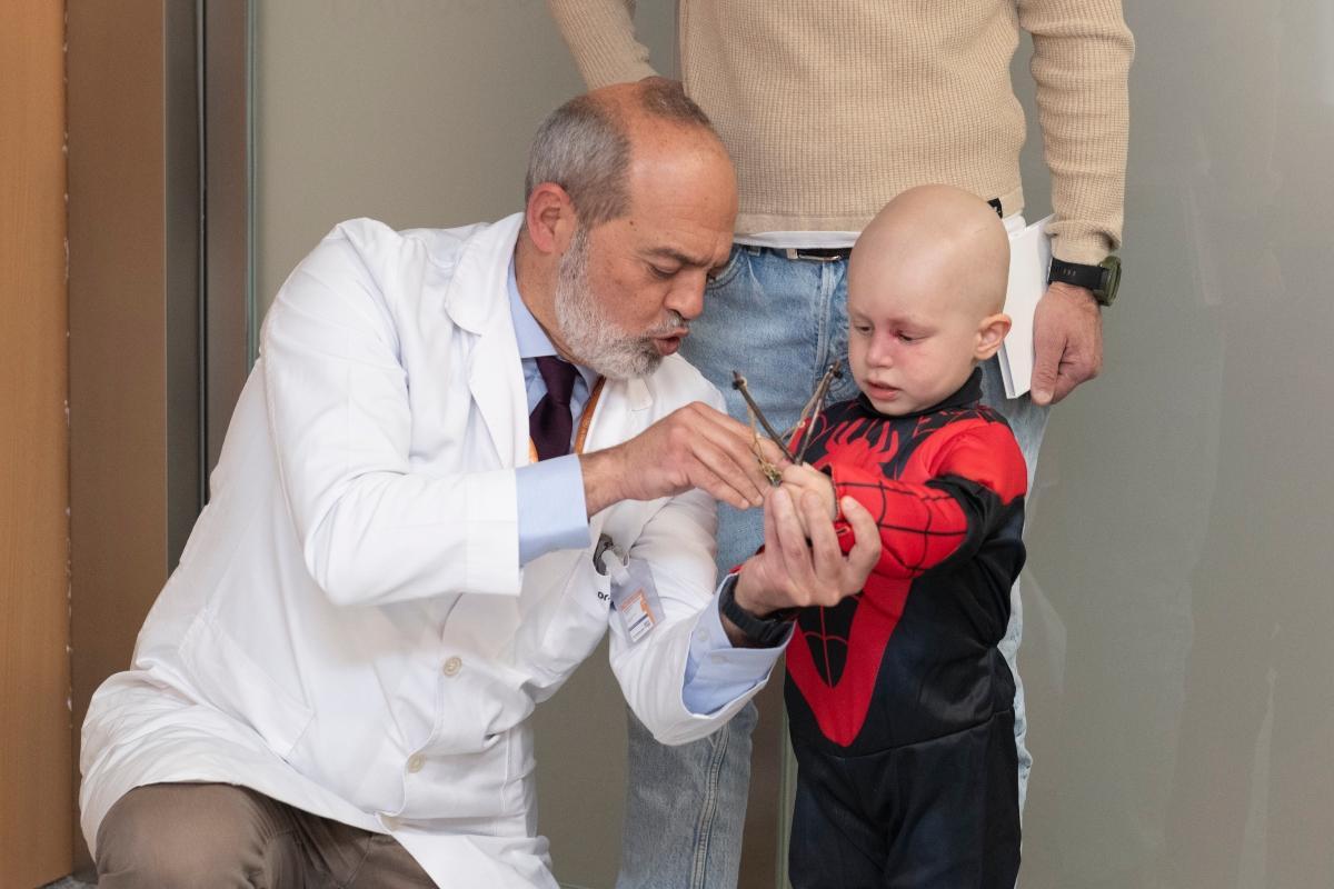 Le docteur Javier Serrano avec Pol le jour où il a sonné après sa guérison
