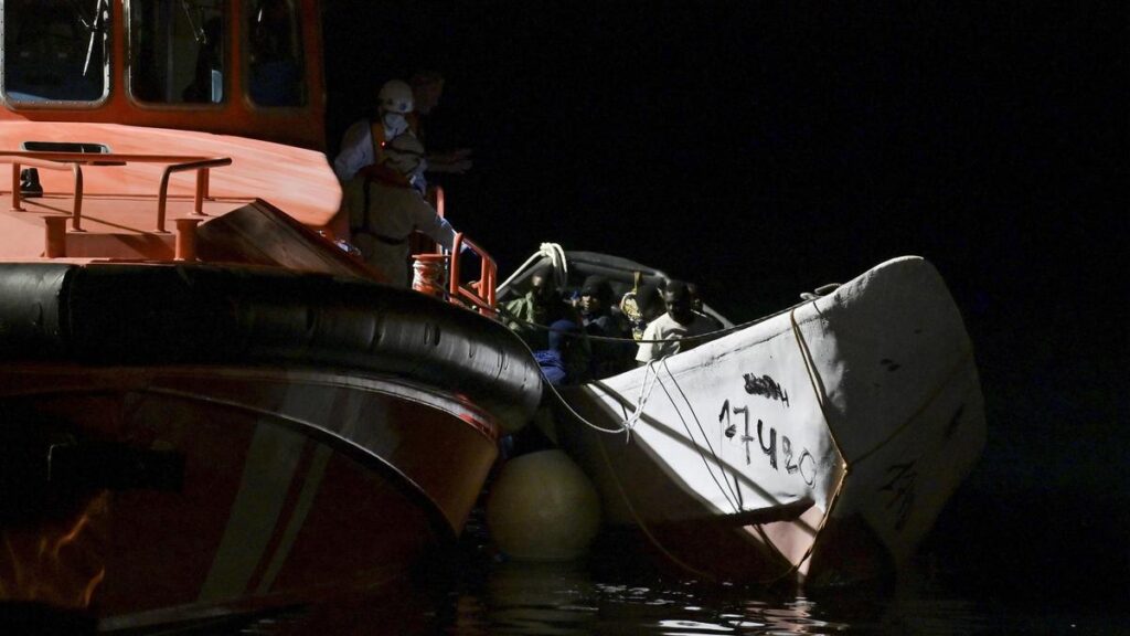 Rescatan dos nuevos cayucos en aguas cercanas a El Hierro, con 78 personas en total