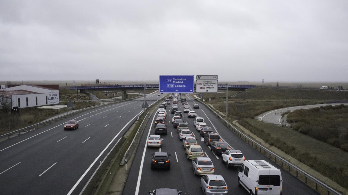 Tráfico en la A-6 durante el puente de la Constitución.