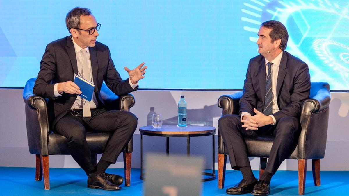 De izquierda a derecha, el periodista económico de Prensa Ibérica Pablo Allendesalazar junto a Peio Belausteguigoitia, 'country manager' de BBVA España.