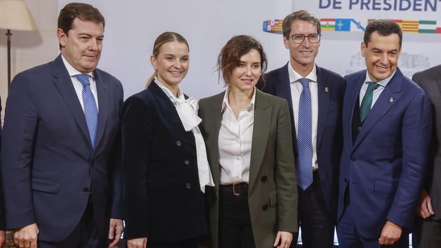 Varios presidentes autonómicos de comunidades gobernadas por el PP posan en una foto de familia en Santander.