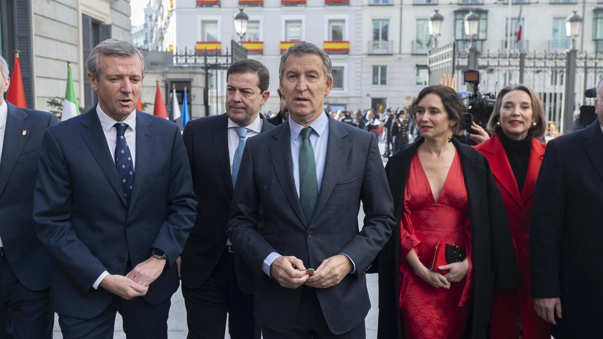 Alberto Núñez Feijóo llega al Congreso, este viernes, acompañado de los barones del PP que han acudido al acto en el Congreso.