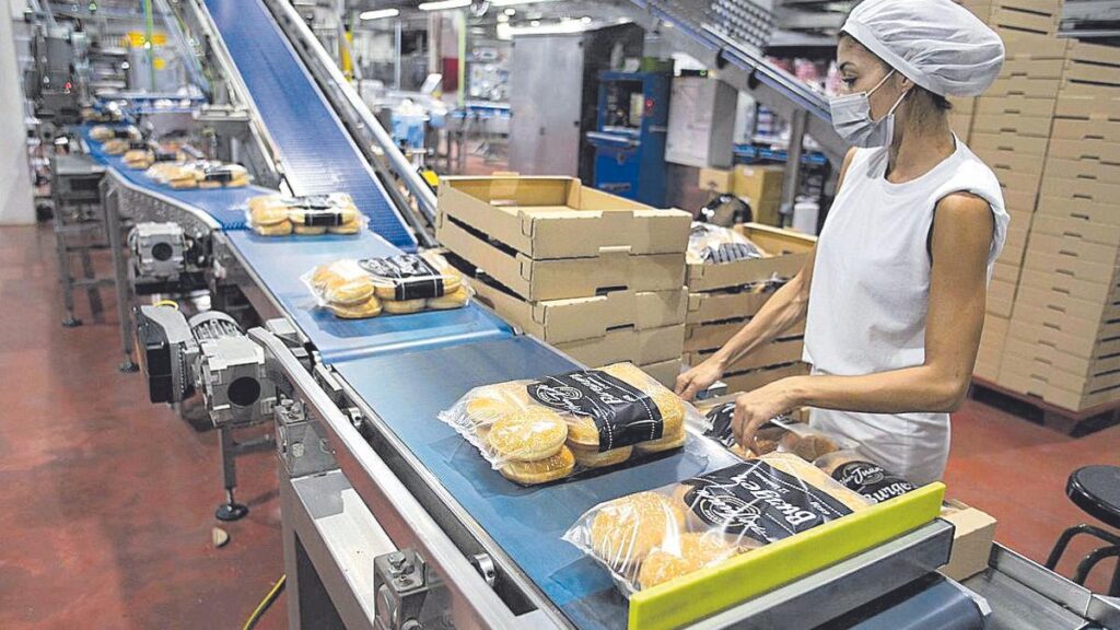 Una empleada en un centro de producción de Vicky Foods.
