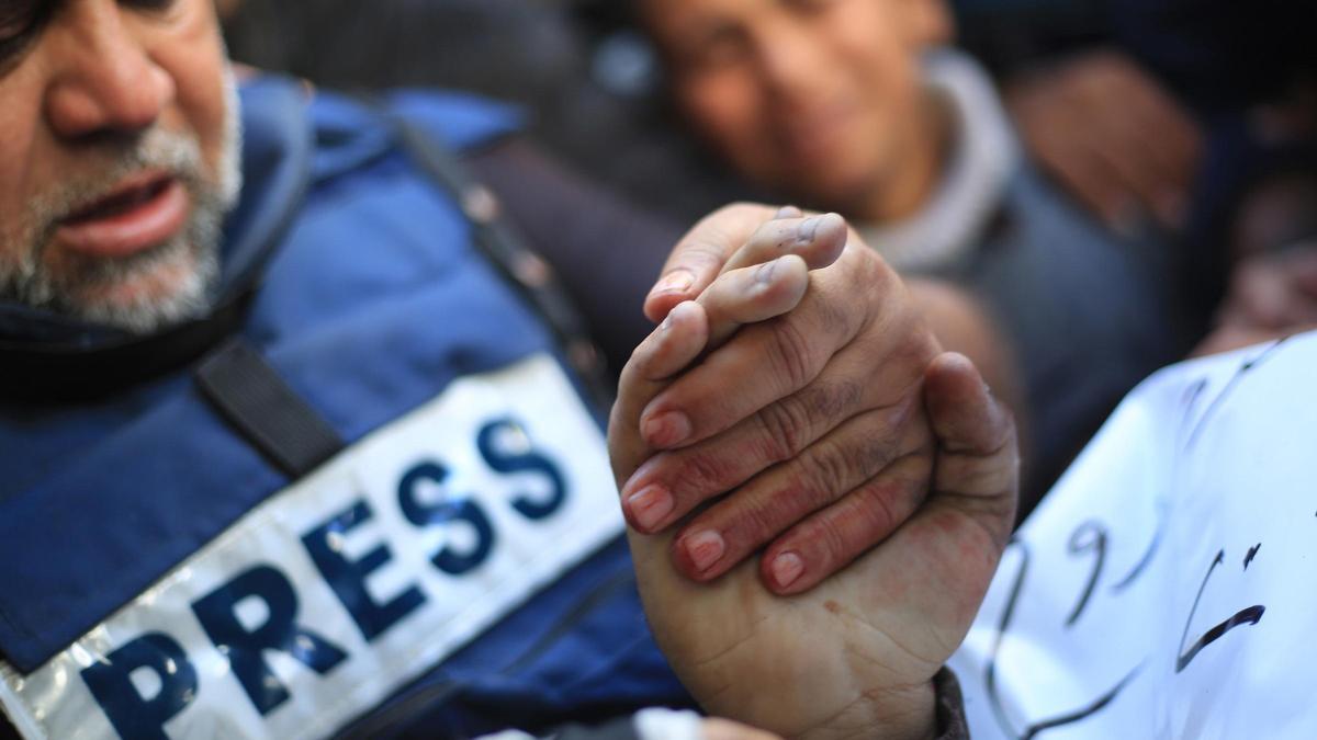 Archivo - 07 January 2024, Palestinian Territories, Rafah: Wael Dahdouh, Al-Jazeera bureau chief in Gaza City, holds the hands of his dead son Hamza, who also worked as a journalist for  Al Jazeera and was killed in an Israeli air strike on Rafah. Dahdouh