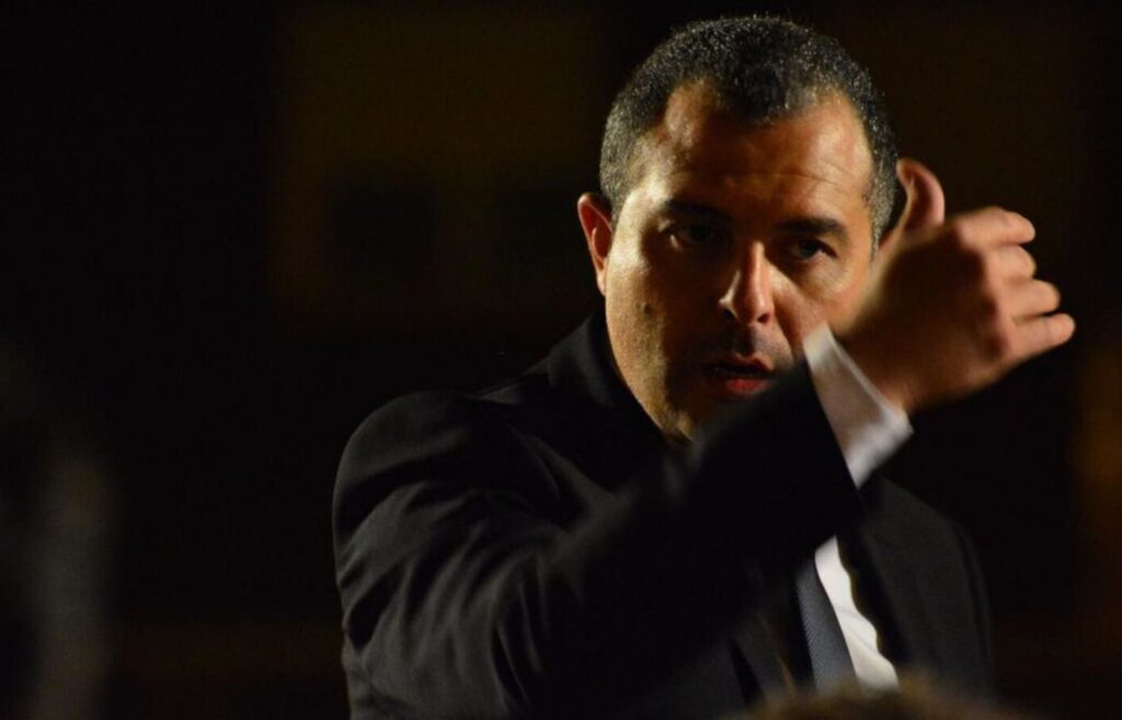 David Rivas dirige un concierto.