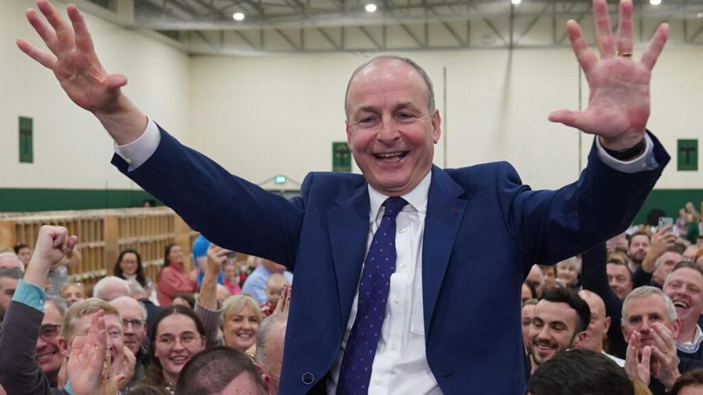 El líder del partido centrista Fianna Fail, Micheal Martin, celebra la victoria electoral tras conocerse los resultados de las elecciones generales en Irlanda