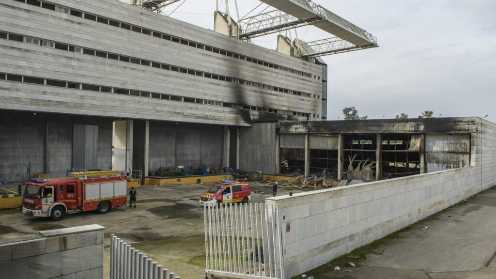 Investigan las causas del incendio registrado en el Auditorio Rocío Jurado de Sevilla