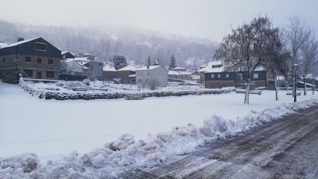 La nieve cubre Porto de Sanabria.