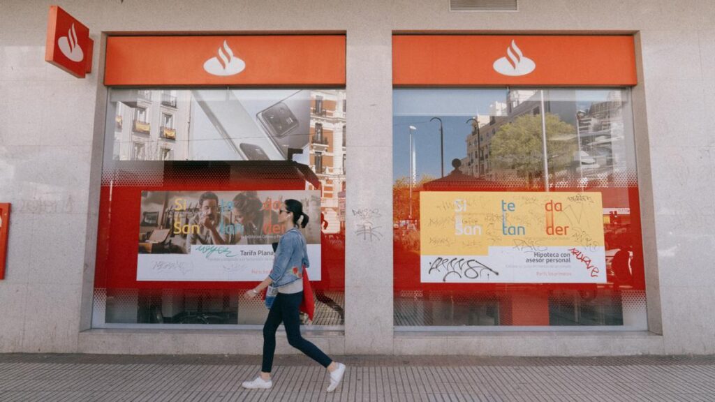 Gente paseando delante de sucursales bancarias en Madrid