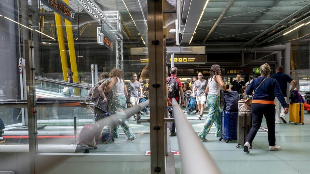 Varias personas en la terminal T4 del aeropuerto Adolfo Suárez Madrid Barajas.