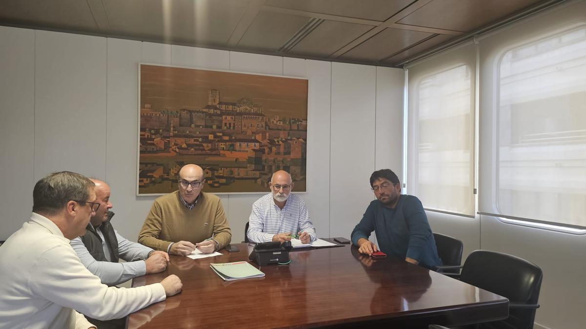 Reunión del delegado de la Junta y el jefe de Medio Ambiente con representantes de UCCL Zamora