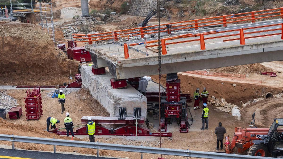 Trabajos de recuperación en el puente de la CV-36 sobre el barranco del Poyo, este martes.