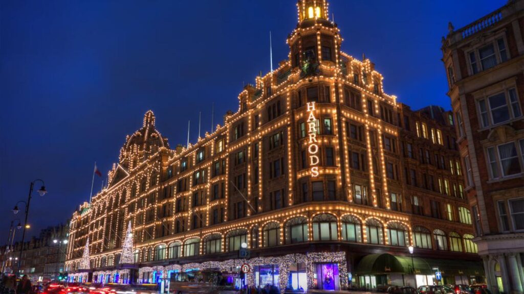 La fachada de los almacenes Harrods iluminados para Navidad.