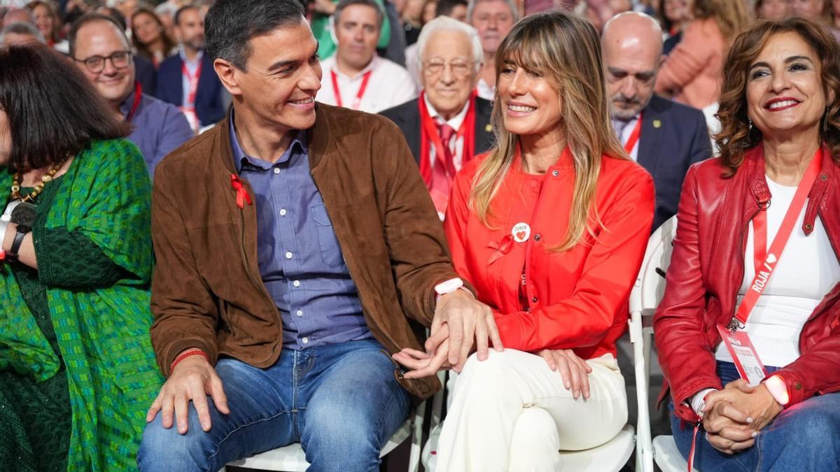 El presidente del Gobierno y secretario general del PSOE, Pedro Sánchez, en la clausura del 41 Congreso Federal del PSOE en Sevilla, junto a su mujer, Begoña Gómez.