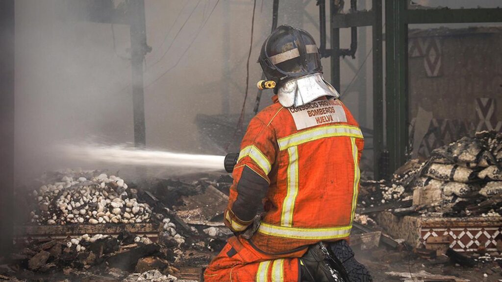 Consorcio Provincial de Bomberos de Huelva durante una actuación.