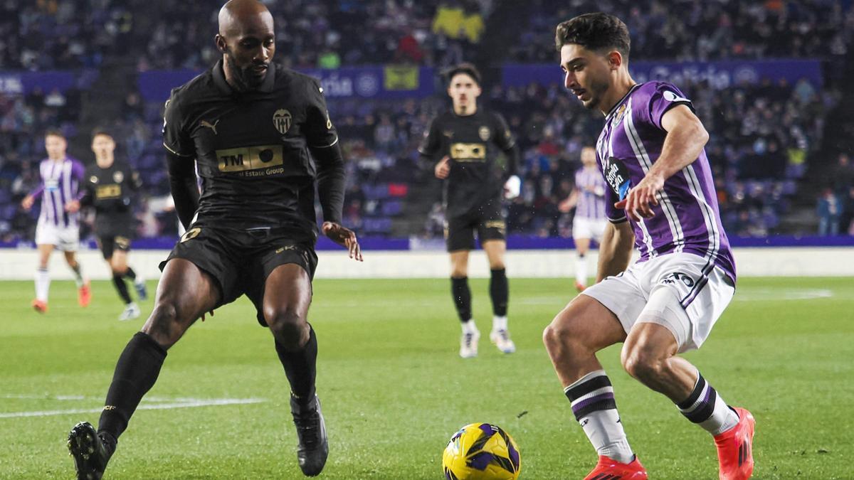 Tres puntos de oro para el Real Valladolid dejan al Valencia colista.
