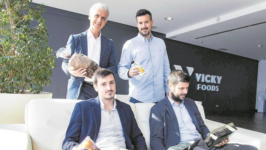 Rafael Juan (arriba a la izquierda), consejero delegado de Vicky Foods, junto sus tres hijos Carlos Juan, Javier Juan y Pablo Juan.